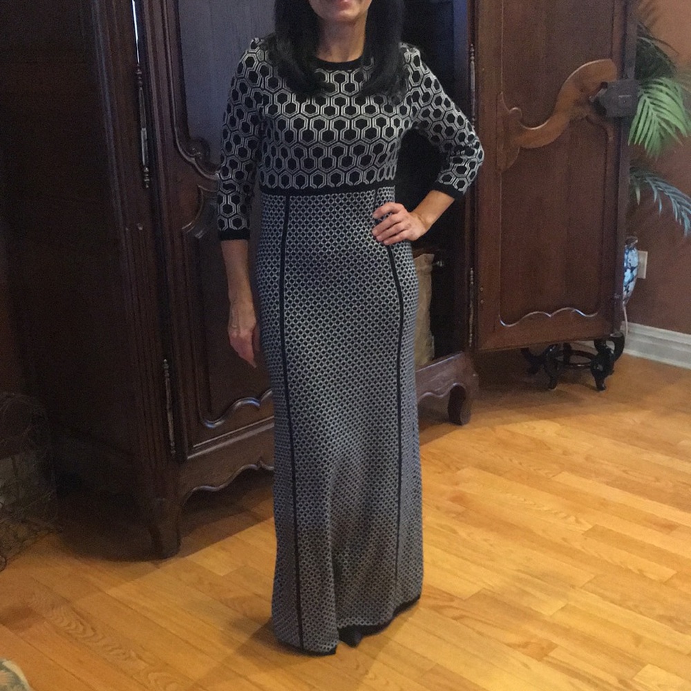 Long Black/White Knit fitted dress